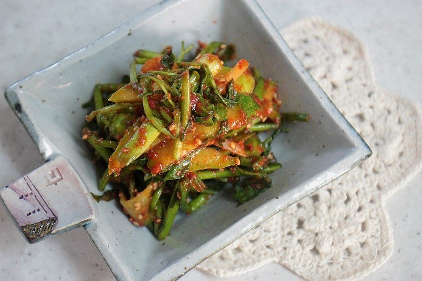 A variation of oi muchim mixed with seasoned water dropwort